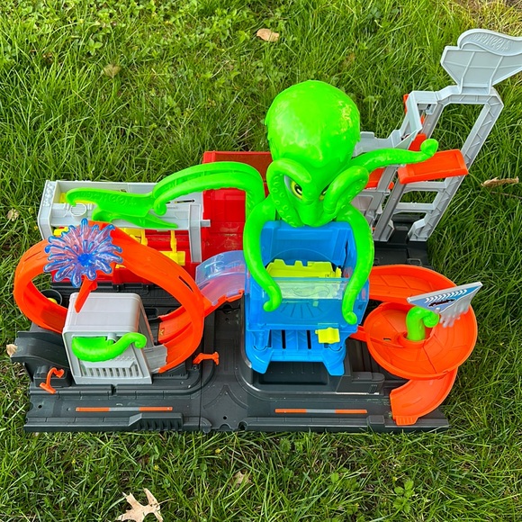 Hot Wheels Toys Hot Wheels City Ultimate Octo Car Wash Playset Used
